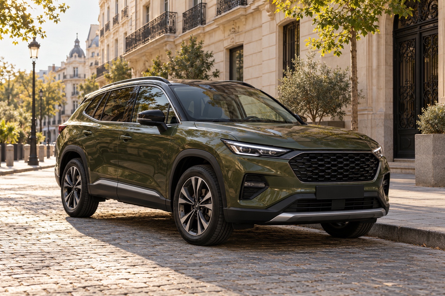 SUV verde oliva en una calle europea, imagen conceptual para una búsqueda de coche