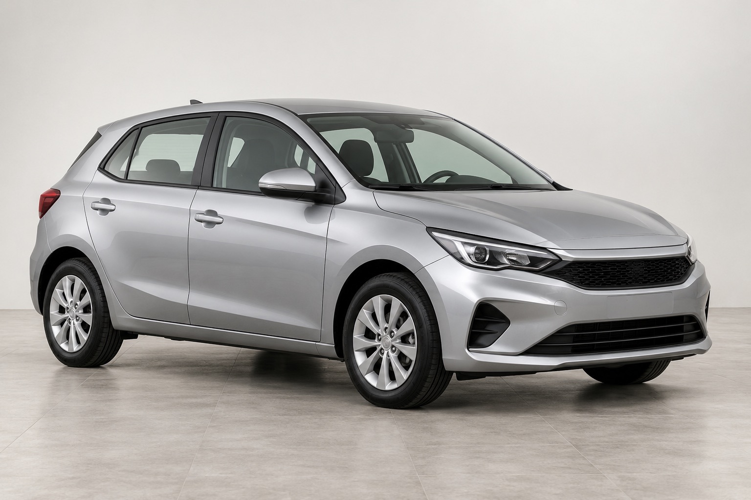 Coche compacto plateado en un estudio, ejemplo de imagen para una ficha de anuncio